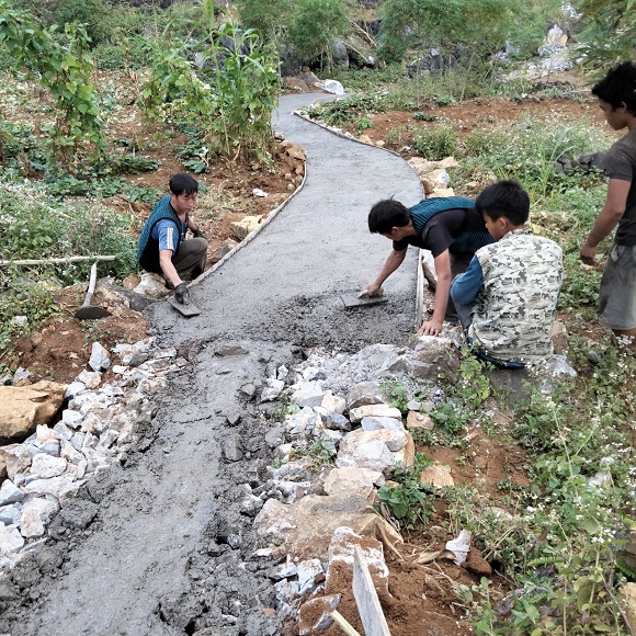 Nhân dân thôn Mèo Qua góp tiên và ngày công làm đường bê tông nông thôn mới